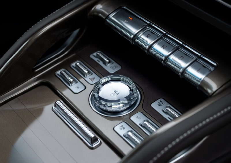 A crystal-inspired volume knob is shown in the center floor console of a 2024 Lincoln Nautilus® SUV. | Parkway Lincoln in Dover OH