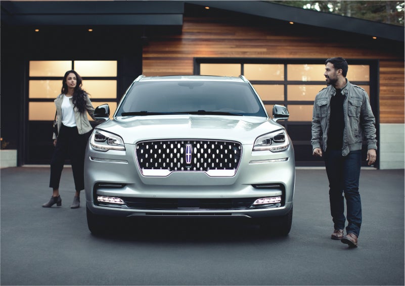The sparkling grille of the 2023 Lincoln Aviator® Grand Touring model | Parkway Lincoln in Dover OH