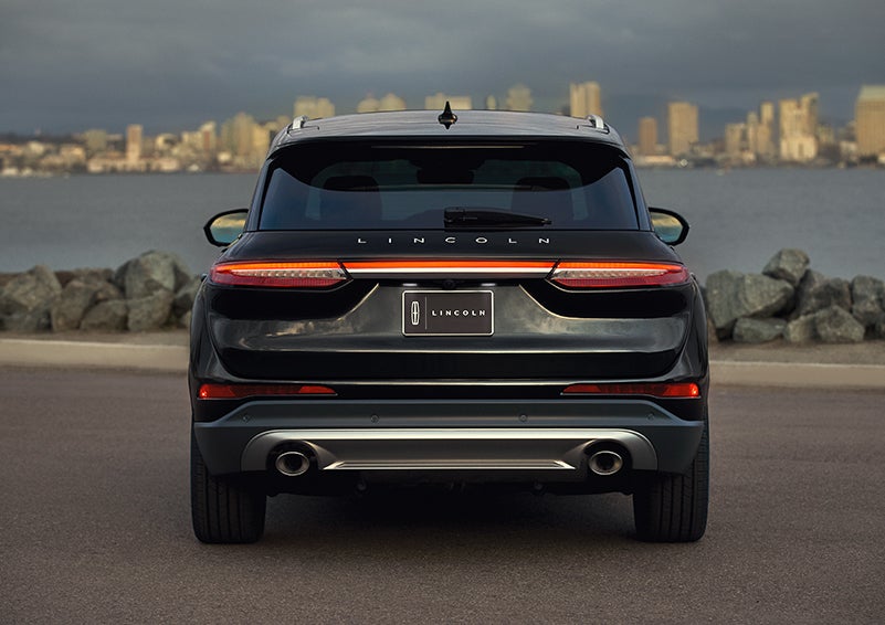 The rear lighting of the 2024 Lincoln Corsair® SUV spans the entire width of the vehicle. | Parkway Lincoln in Dover OH