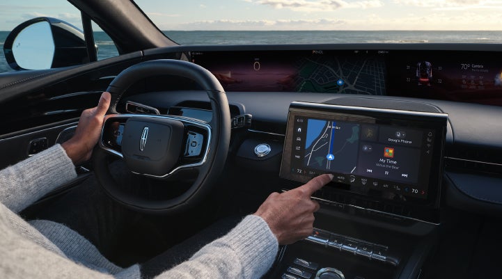 The driver of a 2024 Lincoln Nautilus® SUV interacts with the new Lincoln Digital Experience. | Parkway Lincoln in Dover OH